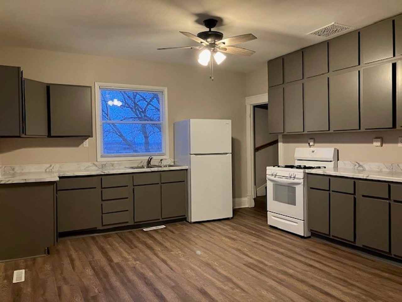 126 E School St - Photo 3 of 22