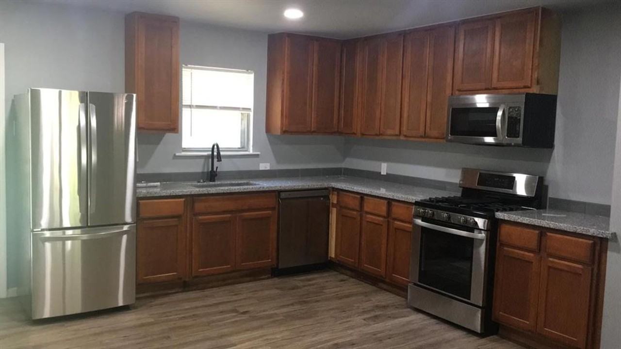 6903 Circle S Rd - Photo 4 of 16