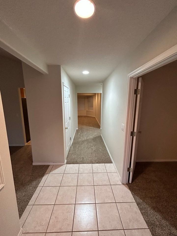 3101 N Clearbrook Ct - Photo 3 of 19