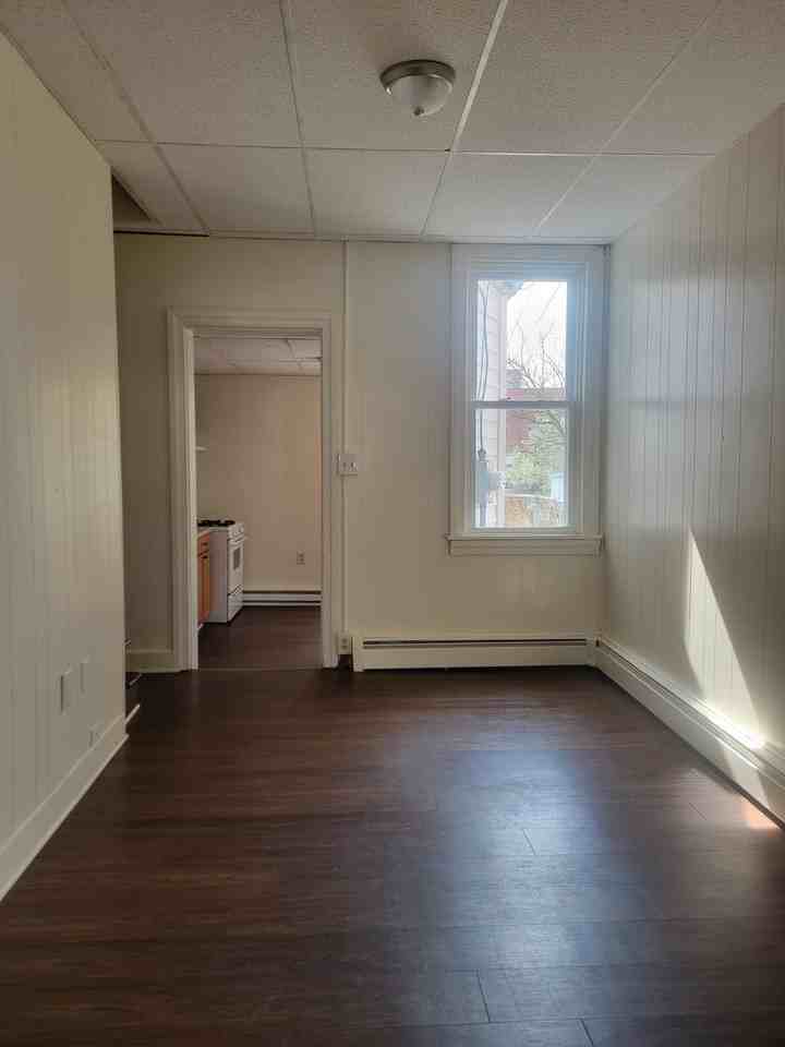 562 Salem Ave - Photo 3 of 11