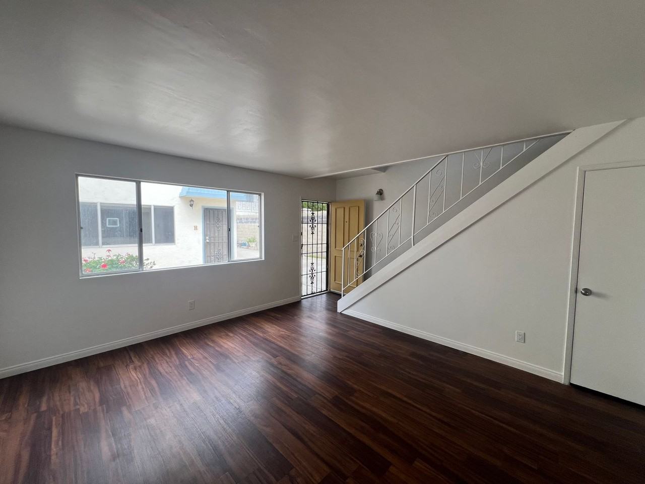 477 4th Ave - Photo 5 of 25