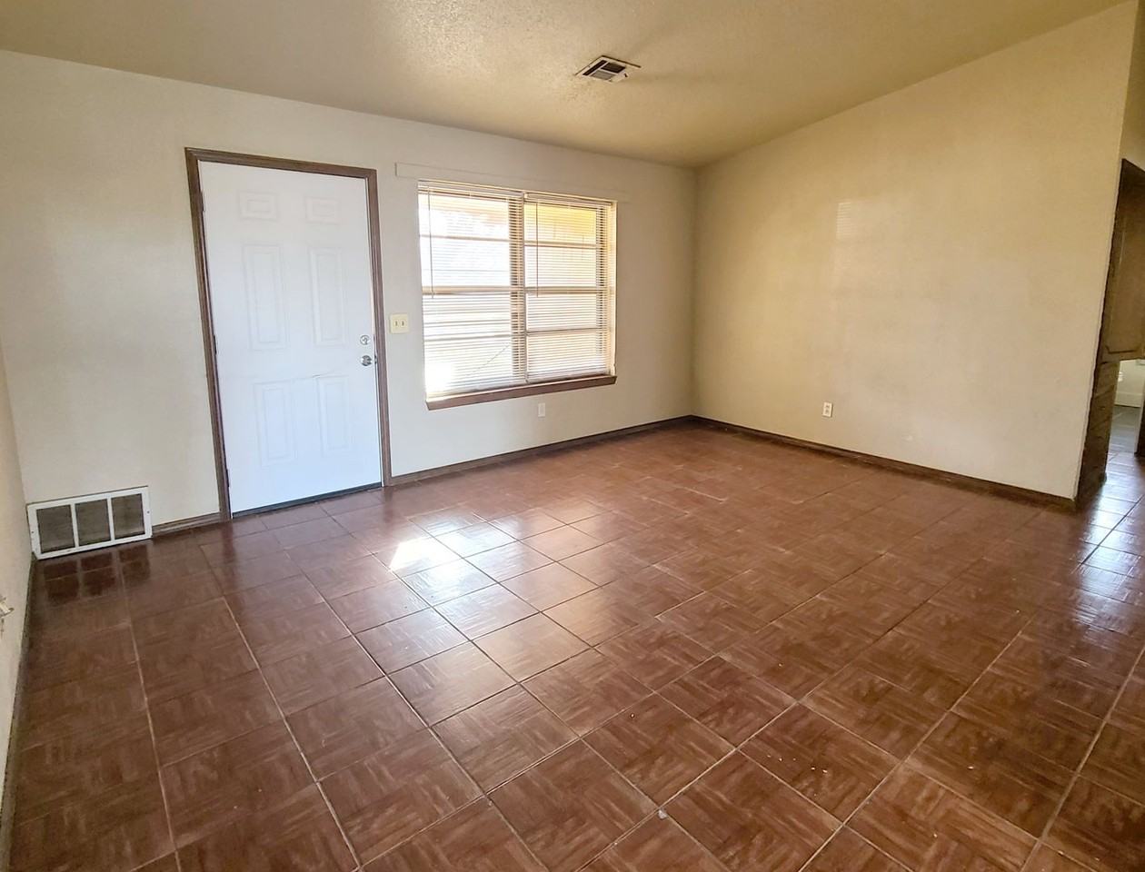 837 Briarlane Rd - Photo 3 of 15