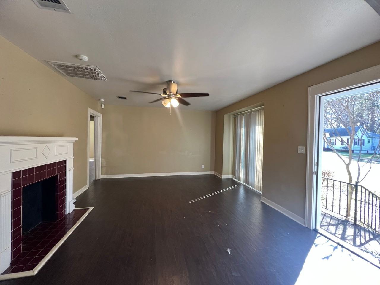 642 Robinson Pl - Photo 3 of 11