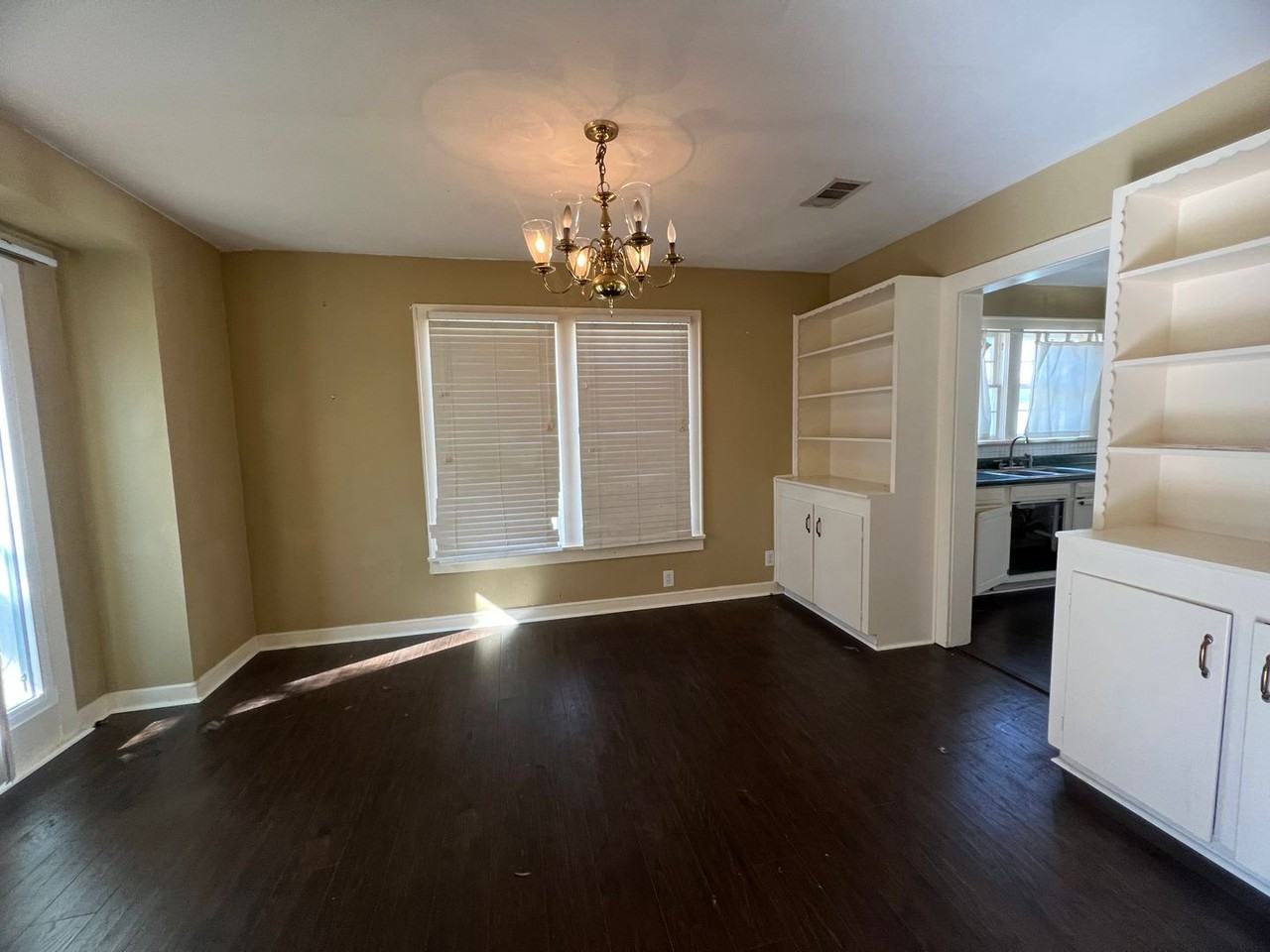 642 Robinson Pl - Photo 4 of 11