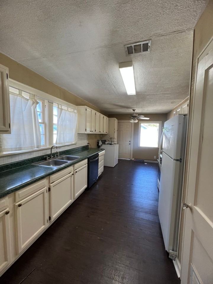 642 Robinson Pl - Photo 5 of 11