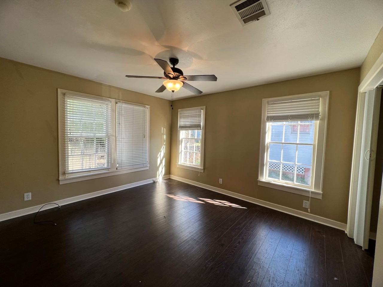 642 Robinson Pl - Photo 7 of 11