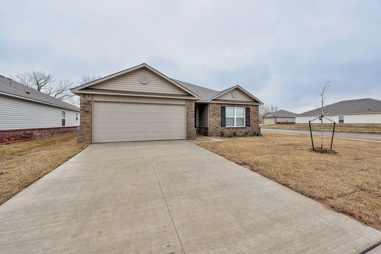 1301 Travertine Pl - Photo 2 of 24