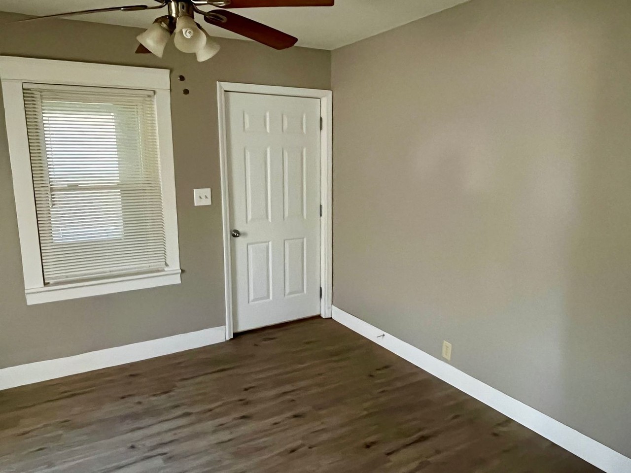 233 Flora Ave - Photo 3 of 11
