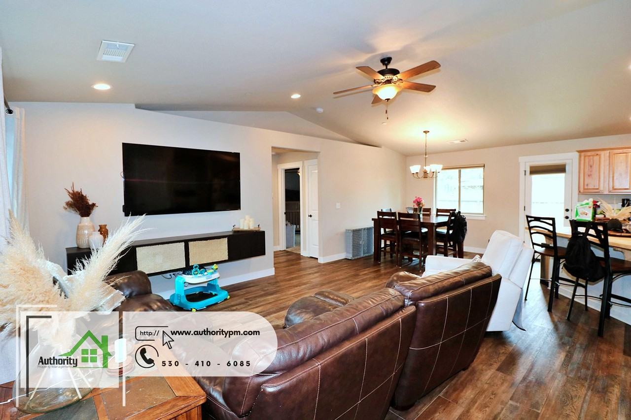 1825 Montana Ave - Photo 3 of 17