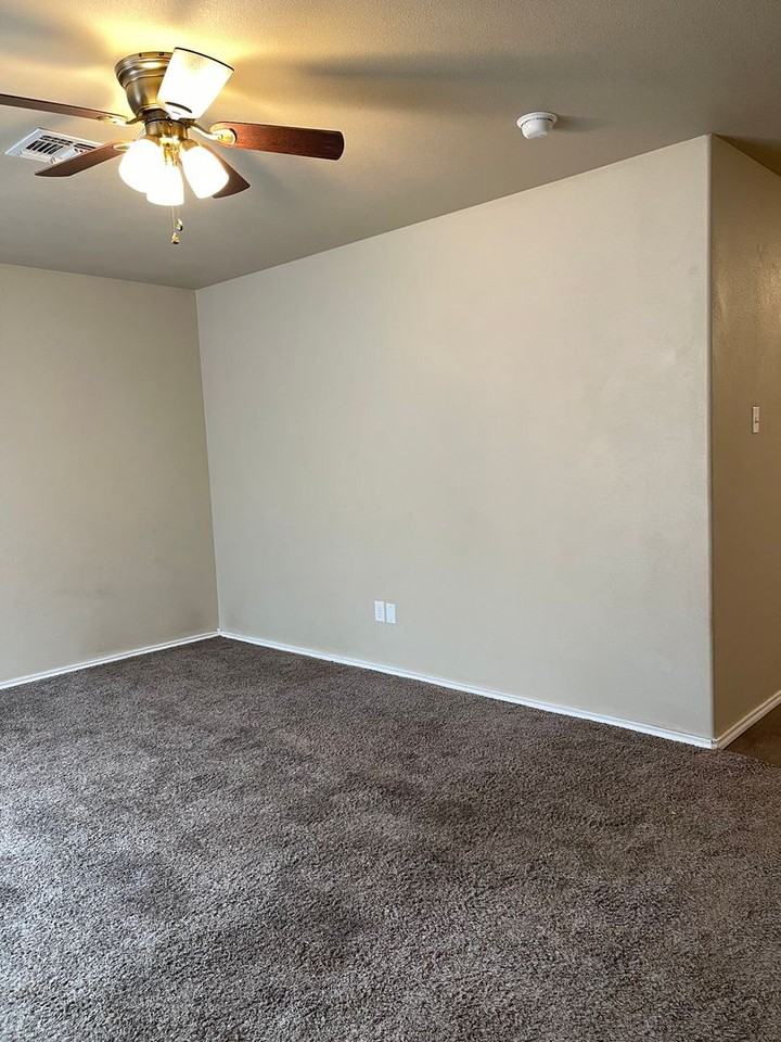 503 E Rice St - Photo 3 of 19