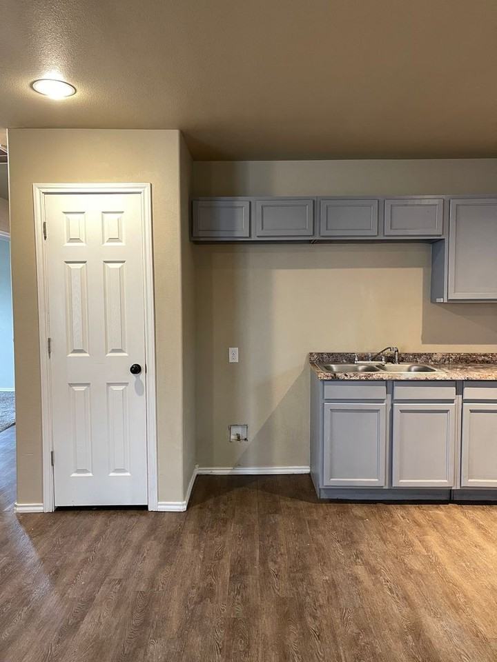 503 E Rice St - Photo 7 of 19