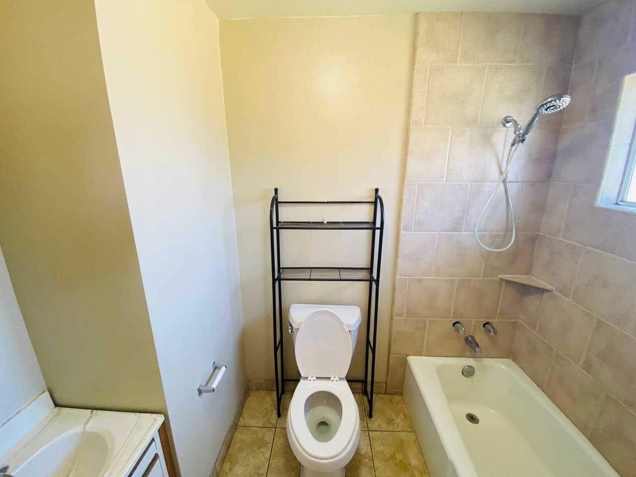 1802 Hillview Dr - Photo 5 of 12