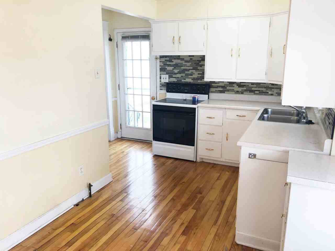 717 Kent St - Photo 3 of 23