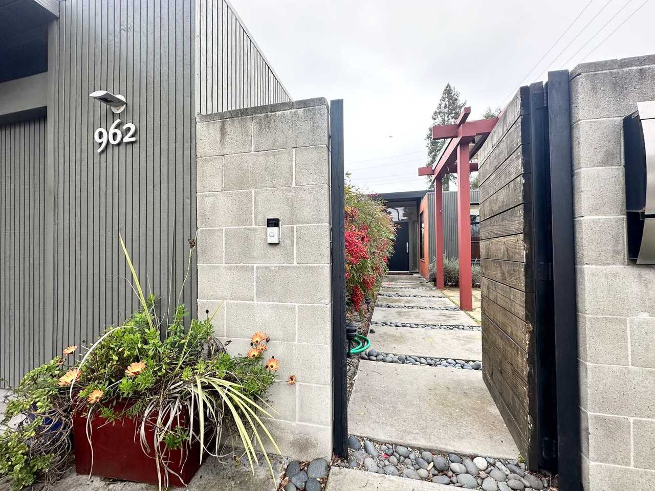 962 Elsinore Dr - Photo 3 of 20