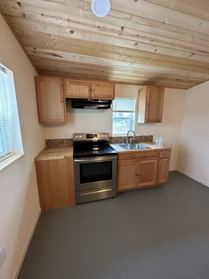 1402 Scarbrough St - Photo 4 of 9