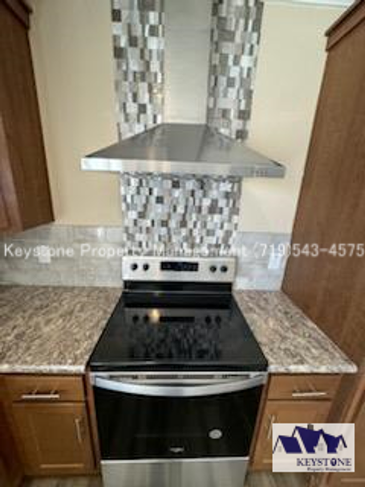 1051 E Platteville Blvd - Photo 6 of 36