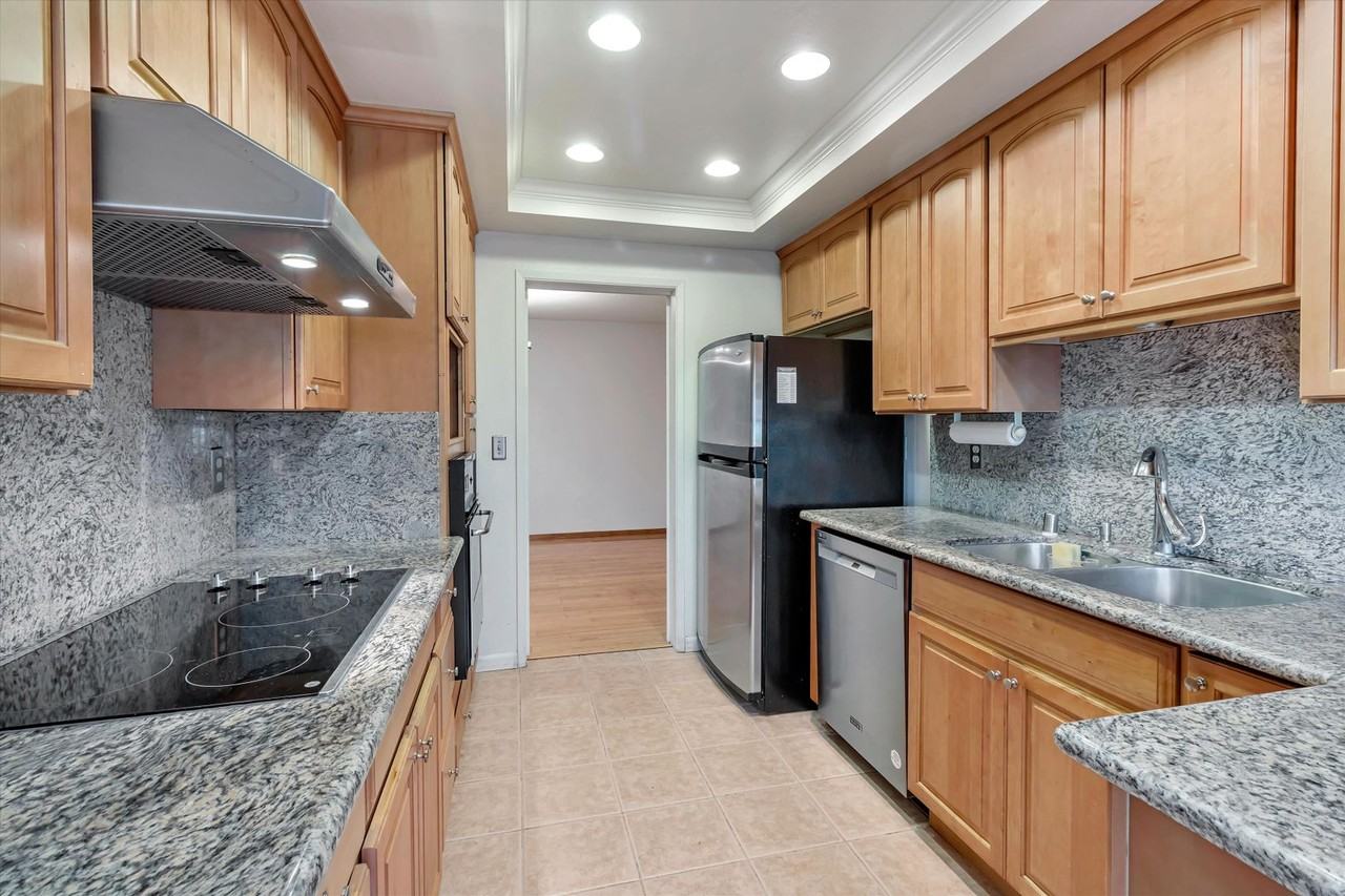 20631 Oak Creek Ln - Photo 3 of 15