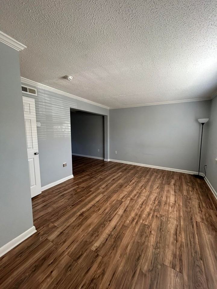 415 Parkdale Dr - Photo 3 of 16