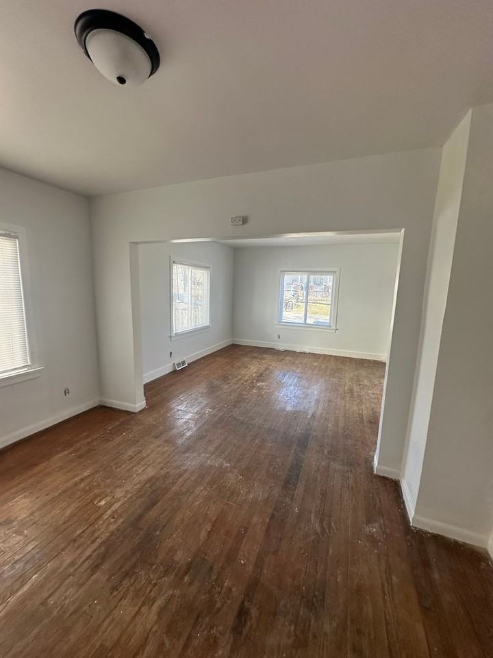 2111 S 15th St - Photo 2 of 8