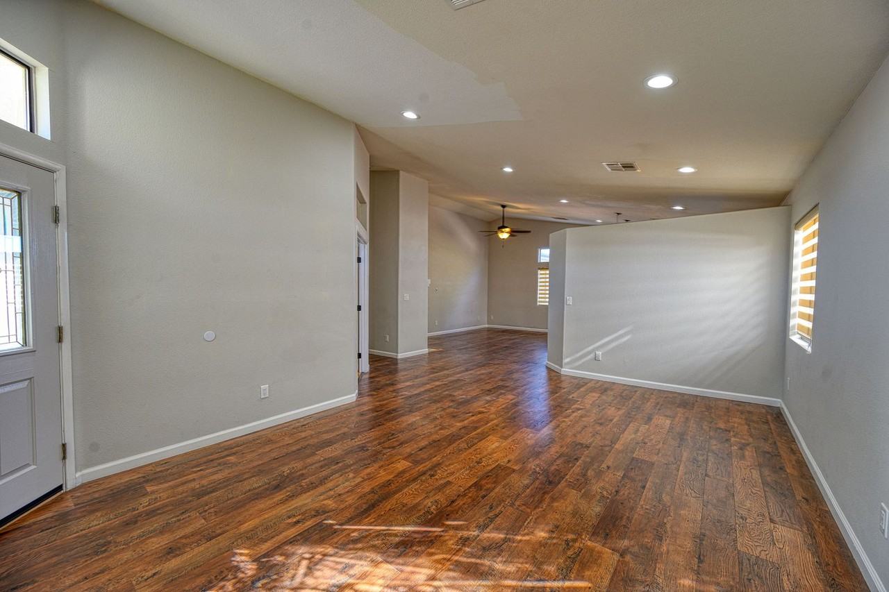 1098 Blitzen Dr - Photo 2 of 18