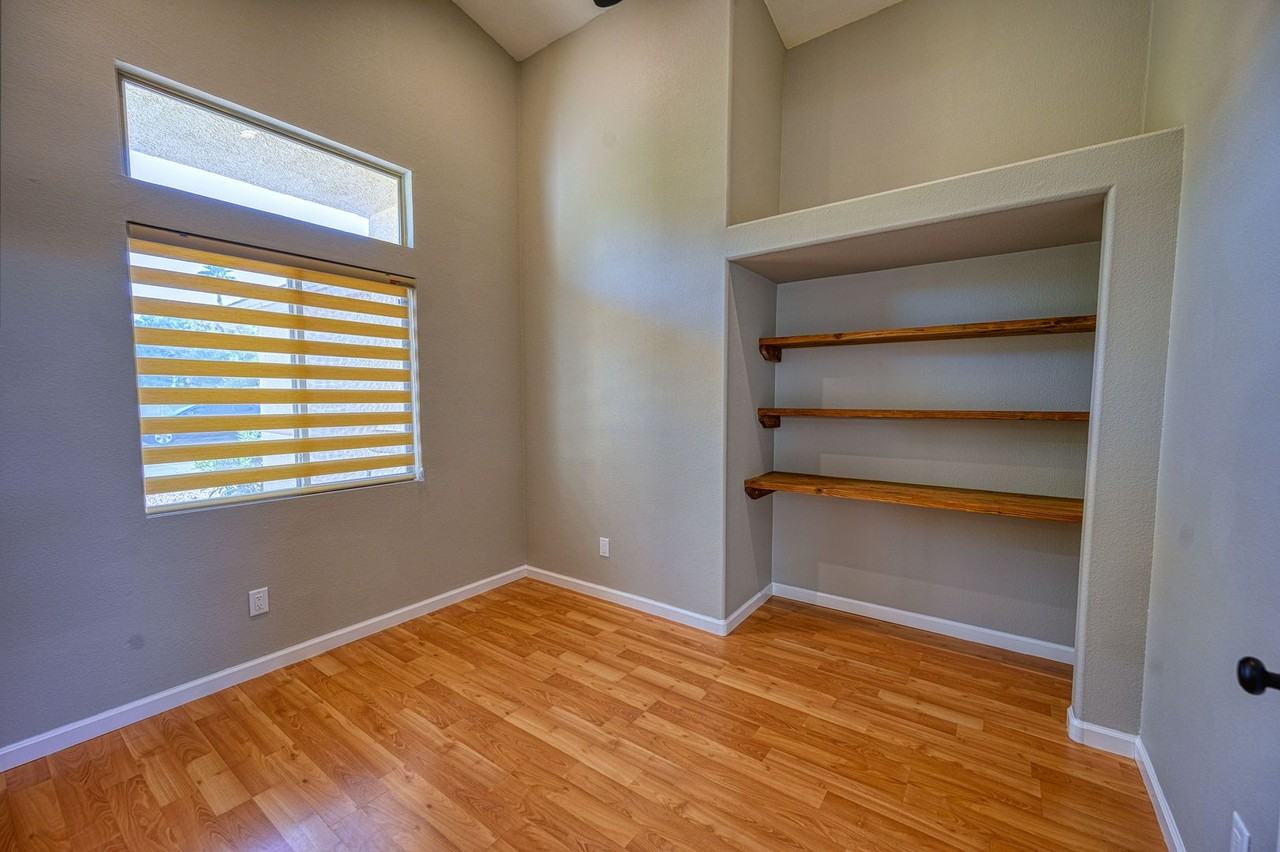 1098 Blitzen Dr - Photo 3 of 18
