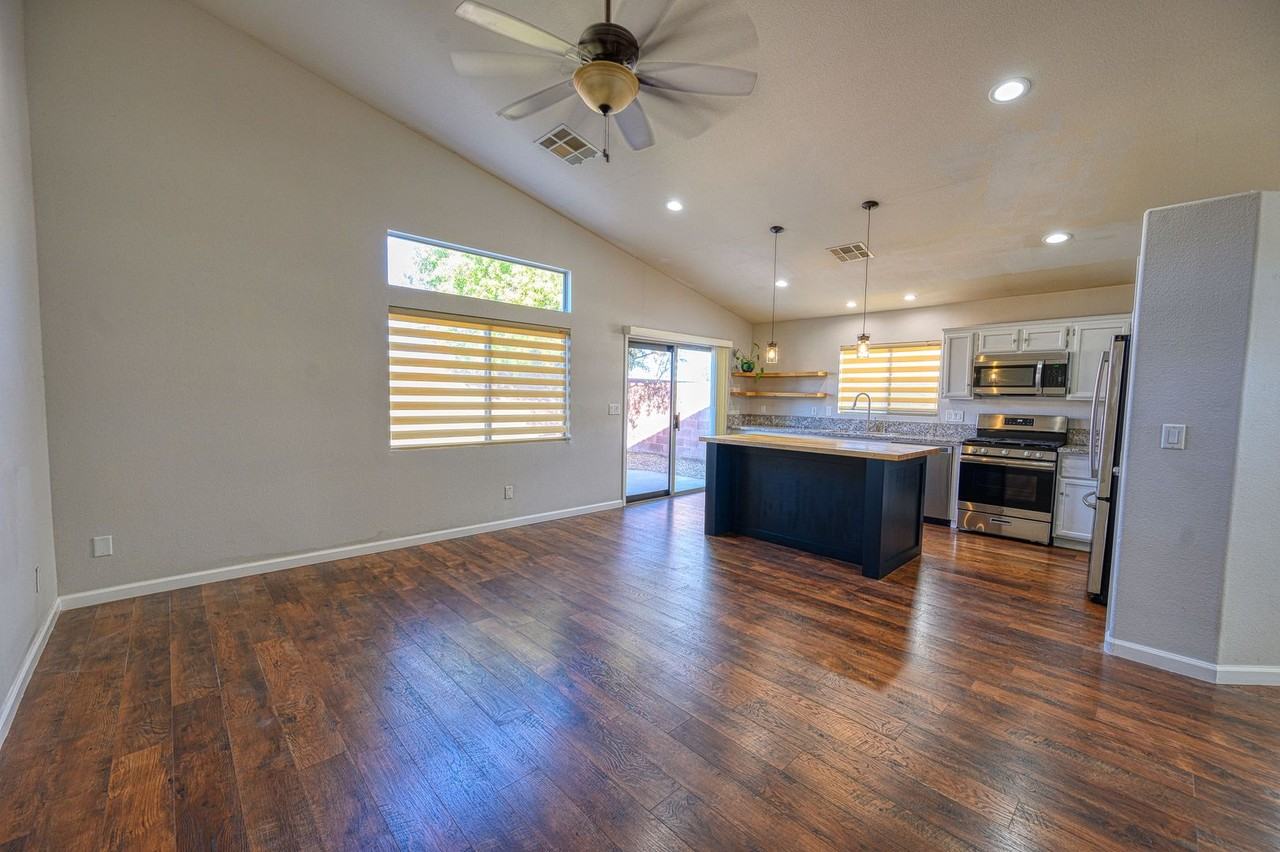 1098 Blitzen Dr - Photo 4 of 18