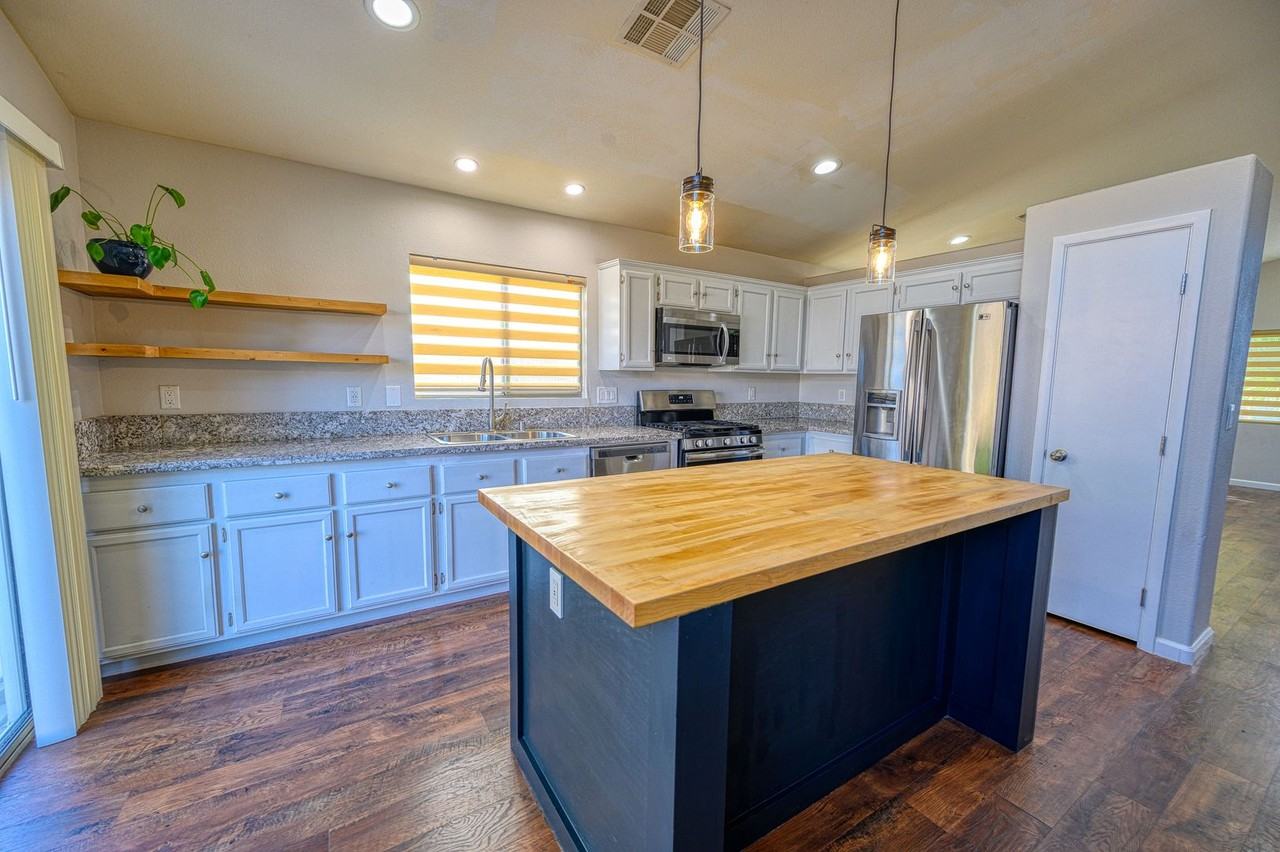 1098 Blitzen Dr - Photo 5 of 18