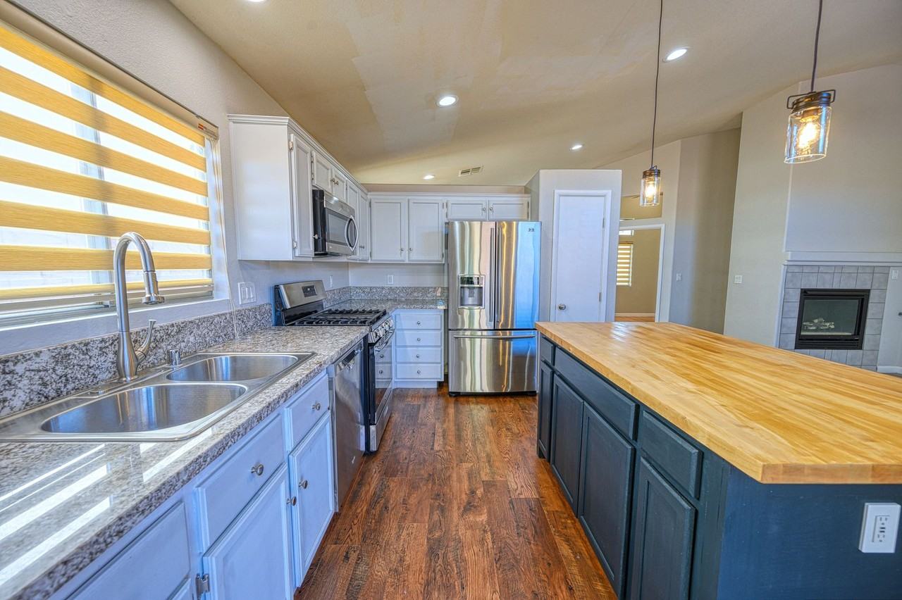 1098 Blitzen Dr - Photo 6 of 18