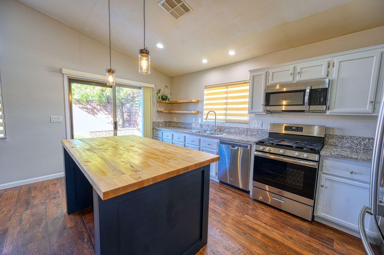 1098 Blitzen Dr - Photo 7 of 18