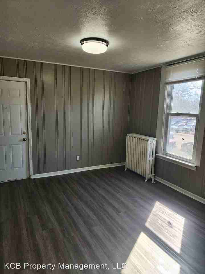 900 Erie Ave - Photo 3 of 10