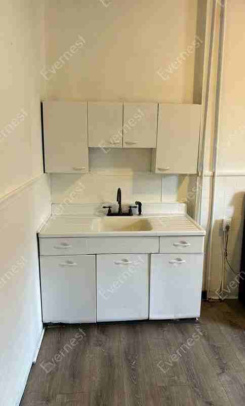 547 Bates St 1st Fl - Photo 2 of 17