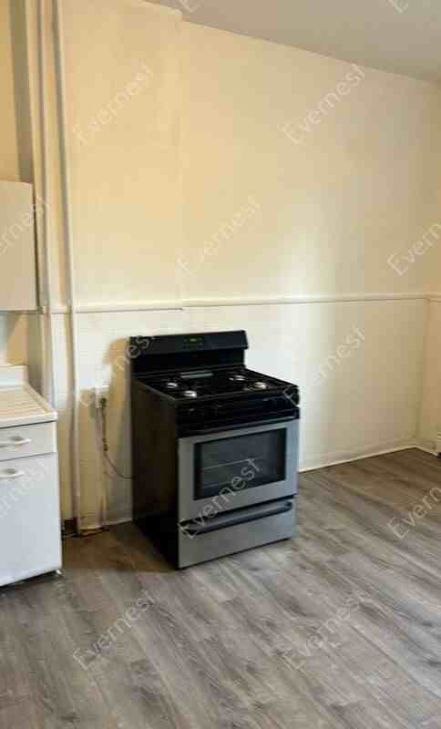 547 Bates St 1st Fl - Photo 3 of 17