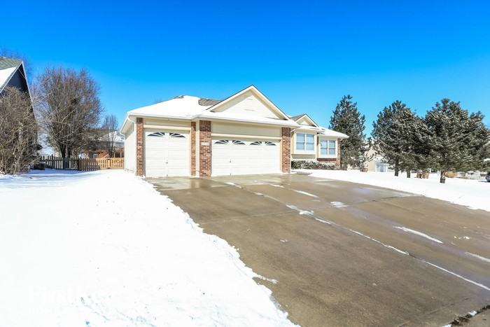 1702 Overbrook Ln - Photo 2 of 15
