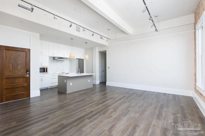 17 Palafox Pl #305 - Photo 2 of 24