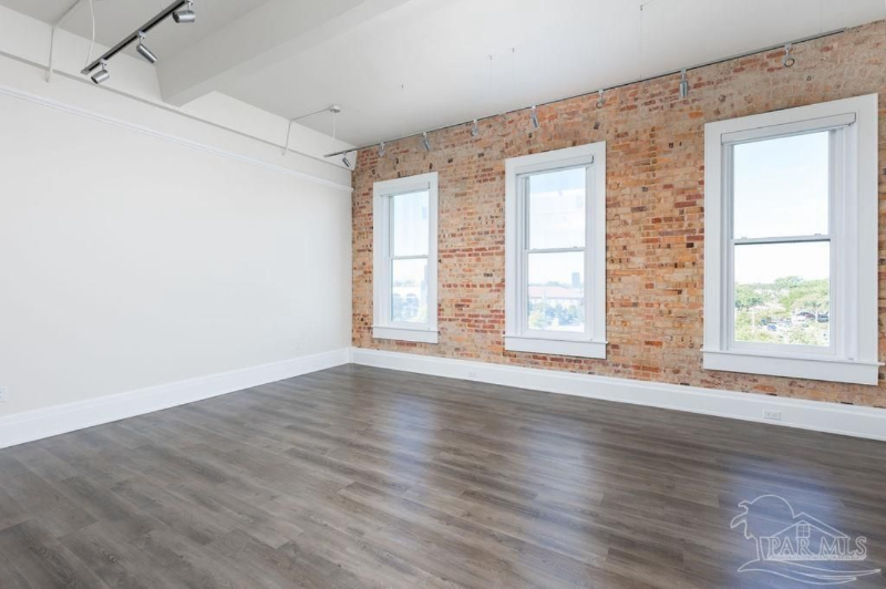 17 Palafox Pl #305 - Photo 3 of 24