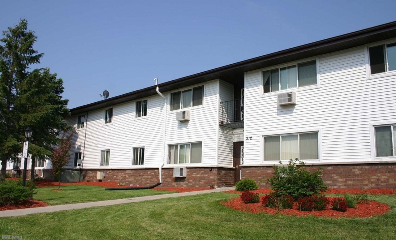 COUNTRY GLEN APTS - Photo 2 of 40