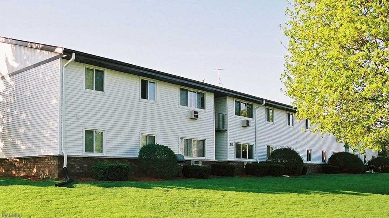 COUNTRY GLEN APTS - Photo 3 of 40