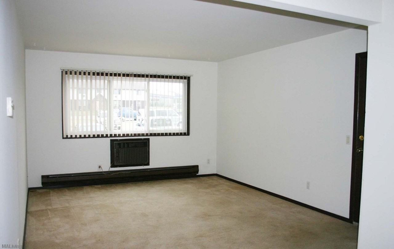 COUNTRY GLEN APTS - Photo 4 of 40