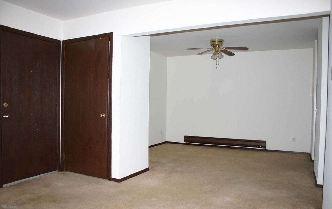 COUNTRY GLEN APTS - Photo 5 of 40