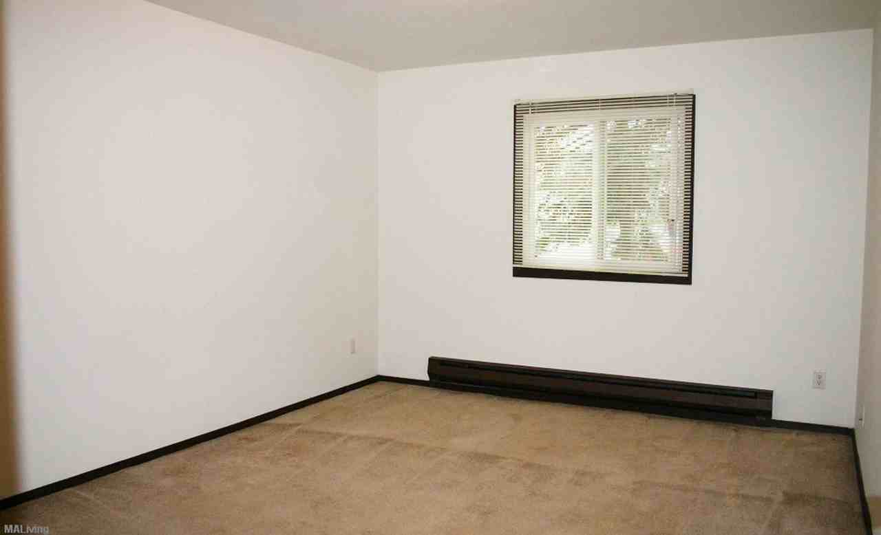 COUNTRY GLEN APTS - Photo 7 of 40