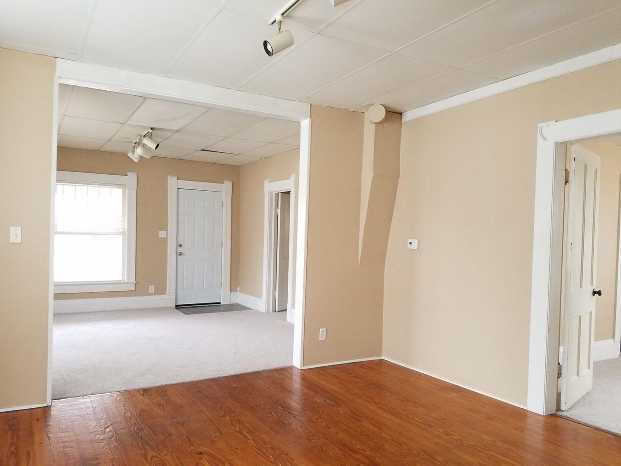 307 S Elm St - Photo 4 of 18