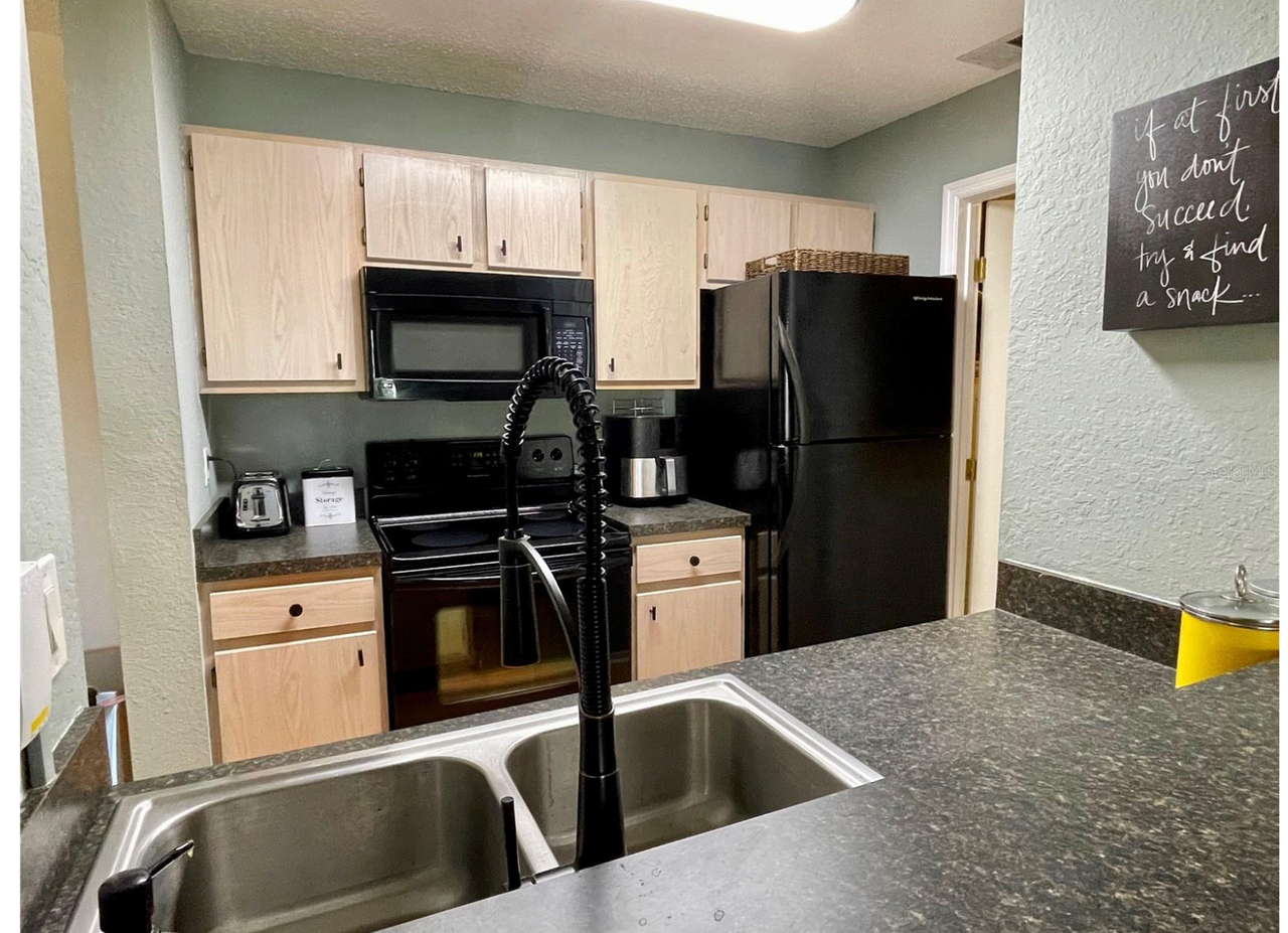 3705 Sw 27th St - Photo 4 of 10