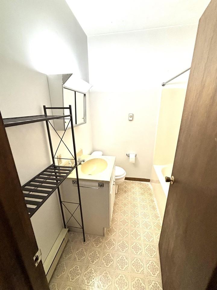 600 State St #4 - Photo 3 of 9