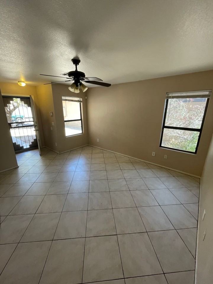 8541 W Mariposa Dr - Photo 2 of 14