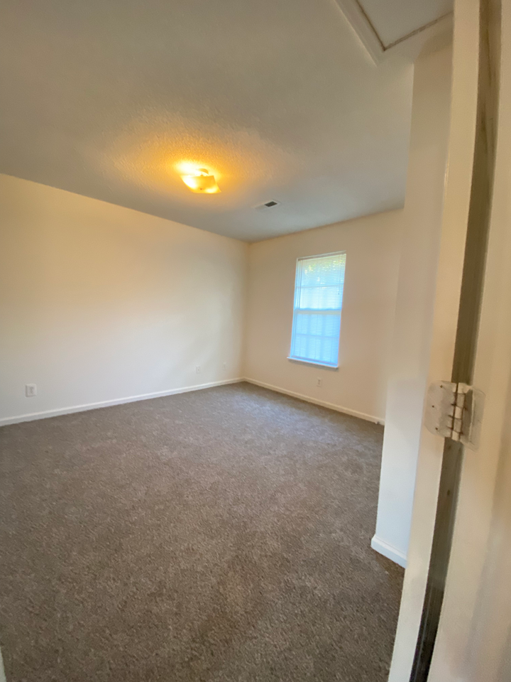 Eastgate Village Apartments - Photo 5 of 30