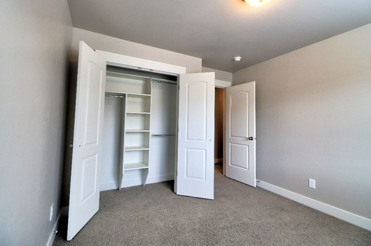 598 N 220 E - Photo 4 of 49