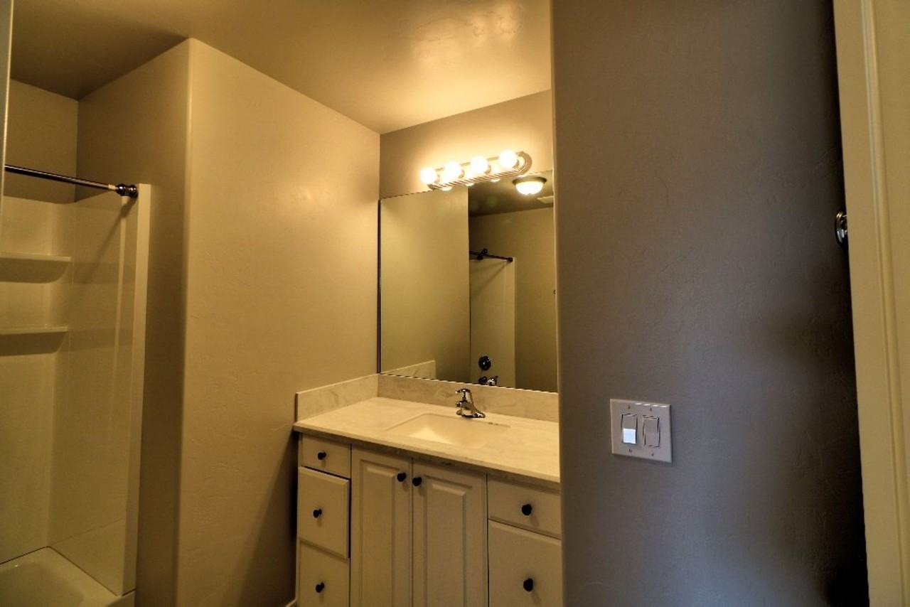 598 N 220 E - Photo 6 of 49