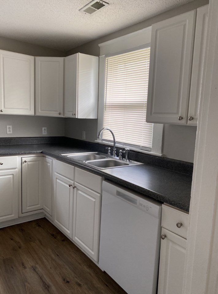 2413 Stuart St - Photo 5 of 8