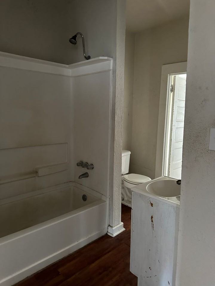 1710 Poplar St - Photo 7 of 11