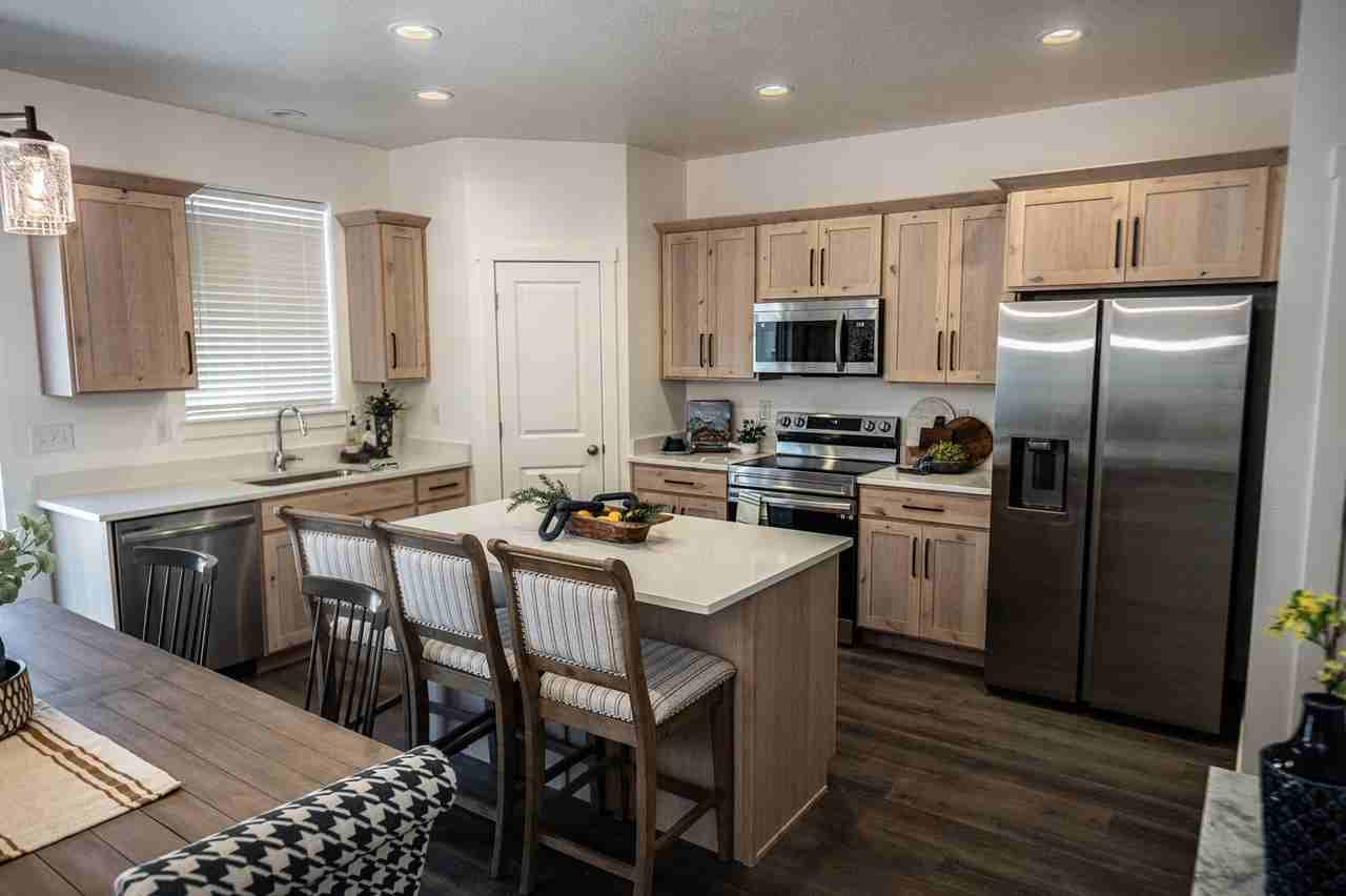 215 E 550 N - Photo 2 of 17
